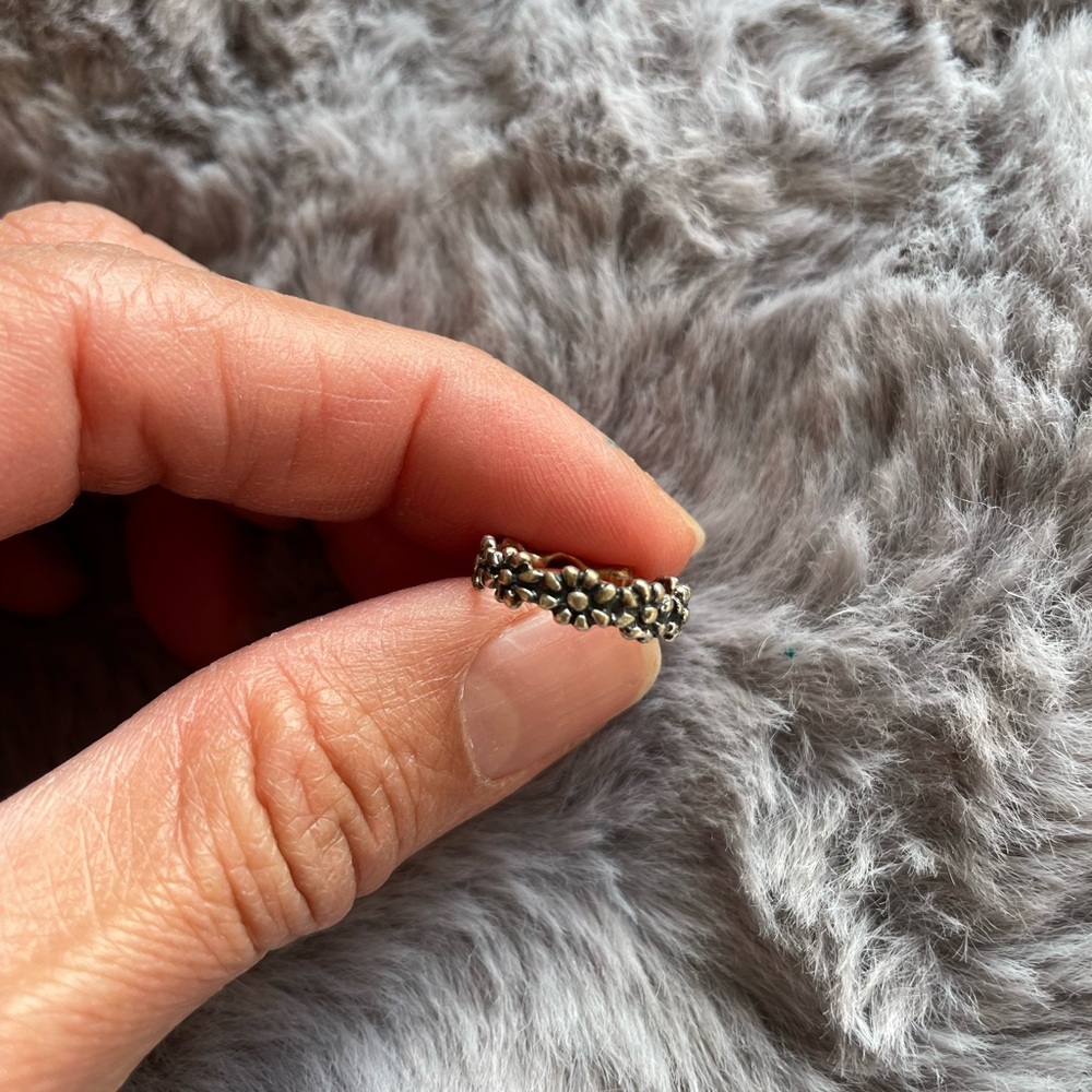 Silver Flower Ring. Est Size 6